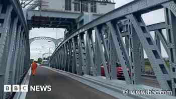 Sutton Bridge crossing: Relief for motorists as route reopened - BBC