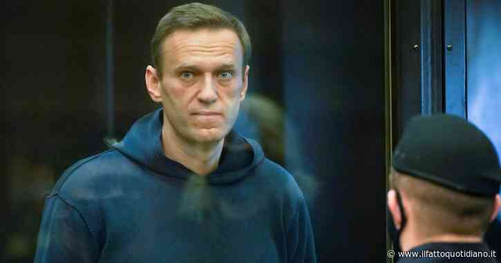 Alexei Navalny racconta su Twitter la sua routine in carcere: “Ore su una panca di legno a fissare il ritratto di Putin”