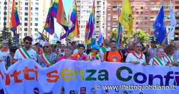 Milano Pride, migliaia alla manifestazione per i diritti Lgbtqi+: la diretta del corteo