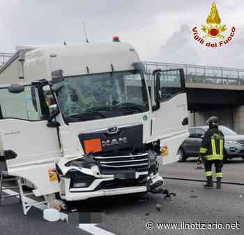 Cormano, maxi tamponamento tra camion sulla A4: uomo gravissimo - Il Notiziario - Il Notiziario