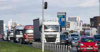 Rechterrijstrook versperd door ongeval op A12 richting Antwerpen ter hoogte van Aartselaar - Het Laatste Nieuws