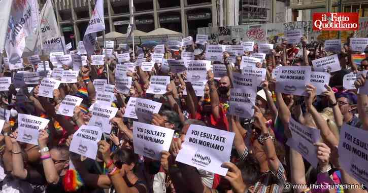 Milano Pride, i Sentinelli fanno sentire gli applausi del Senato per la bocciatura del ddl Zan: “Voi esultate, noi moriamo, alla fine vinceremo”