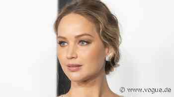 Jennifer Lawrence macht's vor: So stylen Sie ein schlichtes weißes T-Shirt im Sommer - VOGUE Germany