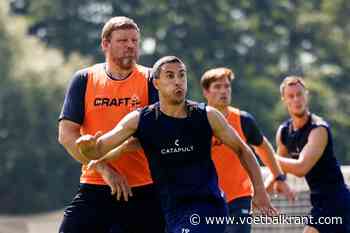 📷 Opvallend beeld op training bij Gent: Vanhaezebrouck neemt letterlijk de spitsen onder handen