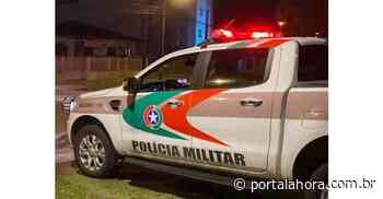 PERSEGUIÇÃO: mulher acusada de tráfico em bar de Imbituba foge da PM em alta velocidade, joga carro em viatura e é detida após tiro no pneu - portalahora.com.br