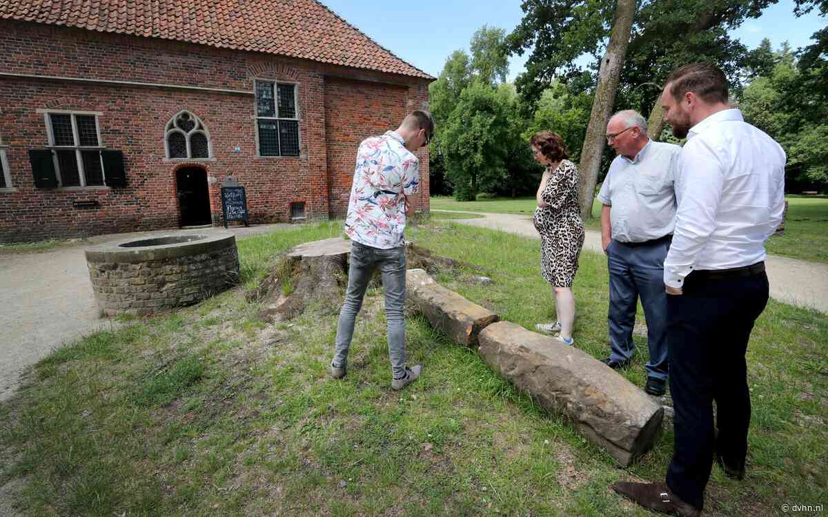 De eeuwenoude grenssteen bij Barnflair is in tweeën gebroken maar door inwoners van Ter Apel wel gered - Dagblad van het Noorden