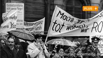 Aichach: Aus Protest wird eine Lederhose ans Aichacher Landratsamt genagelt | Aichacher Nachrichten - Augsburger Allgemeine