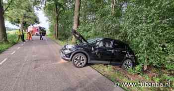 Auto raakt van weg en komt tegen boom tot stilstand bij Eibergen - Tubantia