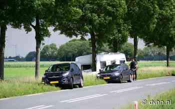 Caravan schiet los van auto en tegen boom bij Meedhuizen - Dagblad van het Noorden
