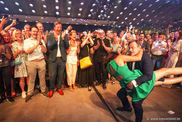 Bart De Wever zwaait Valerie Van Peel uit met enthousiaste koppeldans op N-VA-zomerfeest