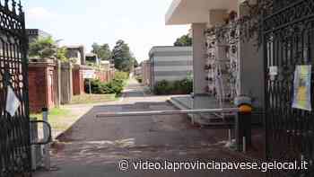 Tombe che sprofondano, incuria, furti: degrado al cimitero di Vigevano, la denuncia di Rifondazione - video.laprovinciapavese.gelocal.it