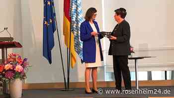 Kinderbuch-Autorin Doris Dengg bekommt seltenen Orden - und Ilse Aigner trifft ihre Puppe