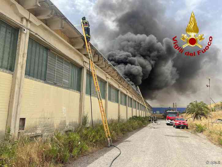Caltagirone, incendio in capannone di giocattoli della zona industriale – Foto - Quotidiano di Sicilia