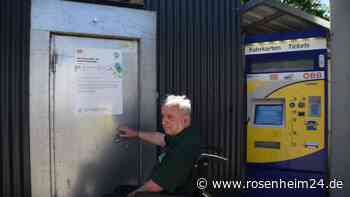 Rollstuhlfahrer seit Herbst 2021 auf Abstellgleis: Lahmgelegter Lift am Raublinger Bahnhof sorgt für Wut