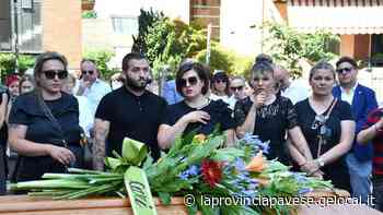 Funerali di Gigi Bici, la figlia Katia: «Manchi tanto». Don Marco: «Era un gigante buono, sempre disponibile» - La Provincia Pavese