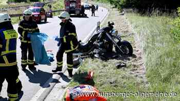 Motorradfahrer stürzt auf der B28 und rutscht in entgegenkommendes Auto