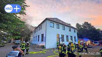 Sehnde: Dunstabzugshause brennt in Köthenwald - Feuerwehr löscht Flammen - HAZ