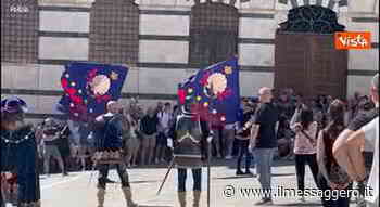 Palio di Siena, vince il Drago. Le immagini degli sbandieratori - ilmessaggero.it