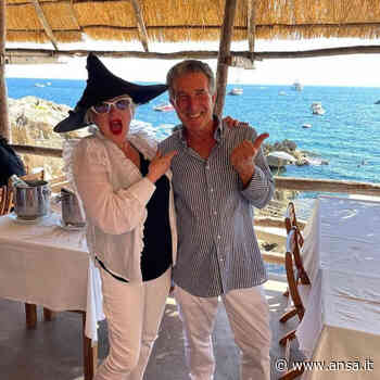 Cyndy Lauper festeggia 30 anni d'amore e compleanno a Capri - Agenzia ANSA