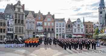 IN BEELD. Showkorpsen zetten Grote Markt op stelten tijdens taptoe - Het Laatste Nieuws