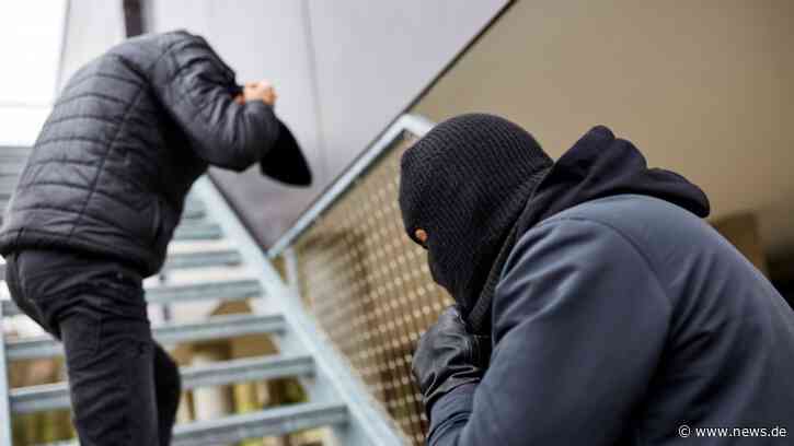 Polizeiticker für Heidelberg-Bergheim, -Weststadt, 27.06.2022: Heidelberg-Bergheim, -Weststadt: Pkw-Aufbruch; Täter schlug zwei Autoscheiben ein; ein Zeuge verletzte sich bei der Verfolgung des Täters; Polizei sucht weitere Zeugen - news.de