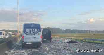 E40 richting kust in Aalter ligt bezaaid met brokstukken na ongeval - Het Laatste Nieuws