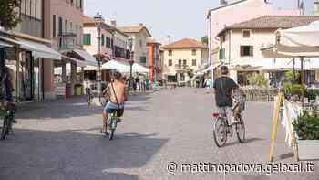 Caorle, vietato circolare a torso nudo e in costume in centro: sanzioni da 50 euro - Il Mattino di Padova