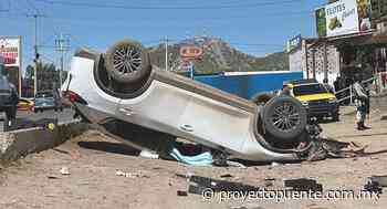 Con las llantas arriba terminó un automóvil tras presunta persecución en Hermosillo - Proyecto Puente