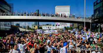 Milano pride 2022: parata in diretta. Percorso e concerto all’Arco della Pace: 300 mila persone - Corriere Milano