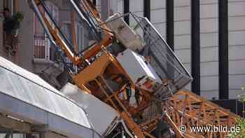 Unfall in Dresden: Baukran kracht auf Wohnhaus | Regional - BILD