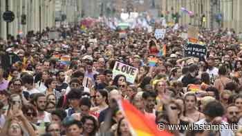 Famiglie arcobaleno: Milano apre all’iscrizione dei figli, Torino sta a guardare - La Stampa
