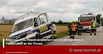 Bergung eines Kleintransporters aus Straßengraben in Feldkirchen an der Donau - laumat|at
