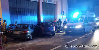 Pescate: carambola sulla Provinciale. Due auto finiscono contro una saracinesca - Lecco Notizie