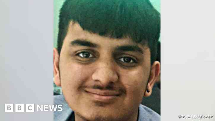 Ronan Kanda stabbing: Trio charged with murder - BBC