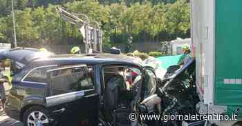 A22, auto si schianta contro un tir fermo nell'area di servizio: un morto e una ferita grave - Trentino