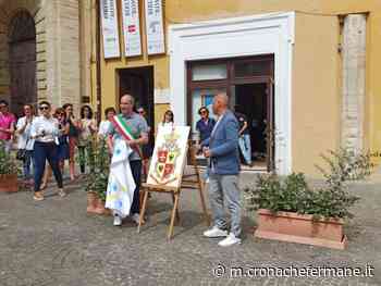 Riproducono lo stemma di Fermo e lo donano al sindaco: applausi per i bimbi della Fracassetti - Cronache Fermane