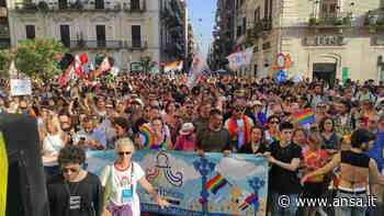 Pride: in 10mila a Bari, 'nostre voci contro blocco di odio' - Agenzia ANSA