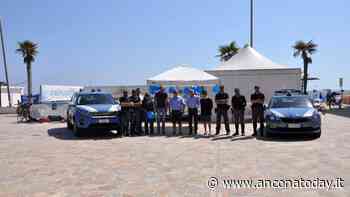 Incontri, mare e legalità: la polizia incontra la cittadinanza a due passi dalla spiaggia - AnconaToday