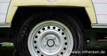 A73 Anschlussstelle Coburg: Reifen platzt auf der Autobahn - Wohnmobil schleudert in Böschung und kippt um