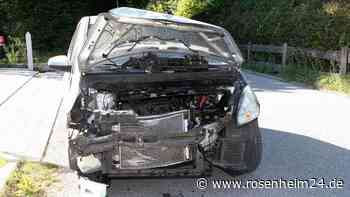 Beim Abbiegen übersehen: Mitsubishi nach Crash nur noch Schrott