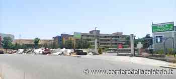 Caos rifiuti a Crotone, ingombranti ammassati sui marciapiedi delle isole ecologiche - FOTO - Corriere della Calabria