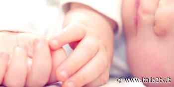 Sta per partorire in auto, donna aiutata dai carabinieri ad Agropoli e portata in ospedale in tempo - Italia2TV