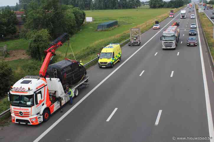 Bestuurder valt in slaap op E17 en gaat over de kop