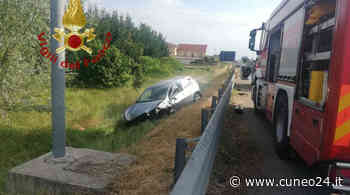 Auto fuori strada dalla rotonda di Cervere: un ferito elitrasportato a Cuneo - Cuneo24