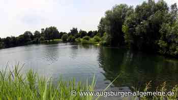 Frau wird am Badesee von Fußball getroffen – Spieler beginnen Schlägerei