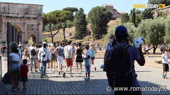 Paura al Colosseo, bambina sviene per il troppo caldo tra le braccia del padre e perde i sensi