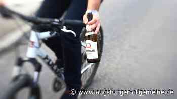 Stark betrunkene Frau (71) fällt in Augsburg vom Rad