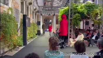 Venezia rende omaggio a Pierre Cardin con una doppia sfilata - Video