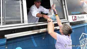Ottawa Mission food trucks distribute meals to struggling residents - CBC.ca