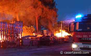 Vasto incendio ad Aversa in un deposito, l'intervento risolutivo dei Vigili del Fuoco | - CasertaWeb